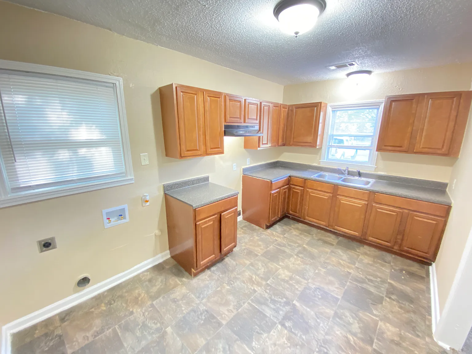 4 bed, 1299 sqft, $975 — Photo 3