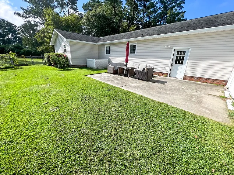 Hart Dr — Photo 26