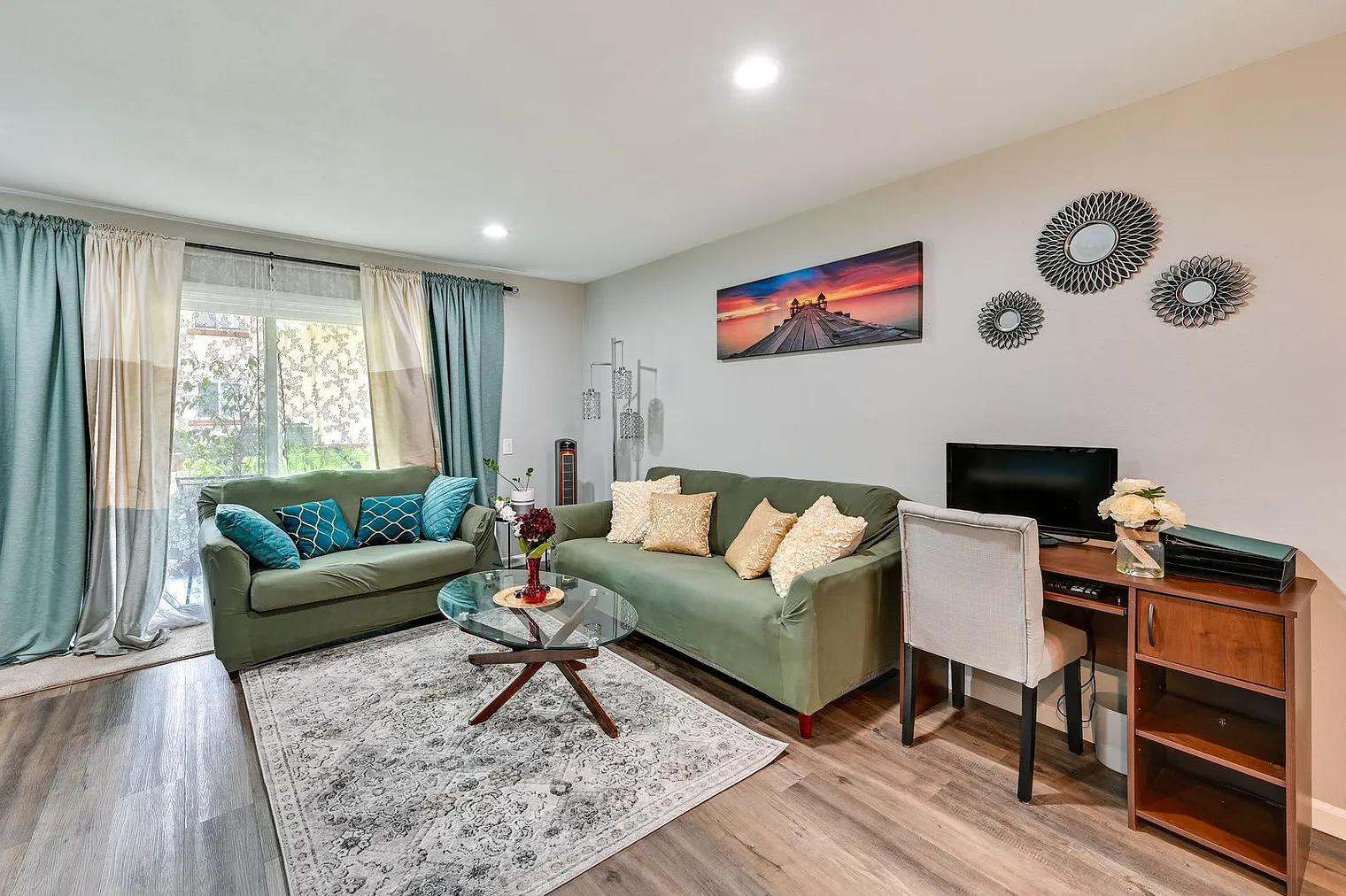 1 bed, 1.0 bath, 710 sqft, $3,612 — Photo 1