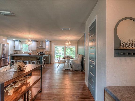 4th image of 905 Woodmere Cir