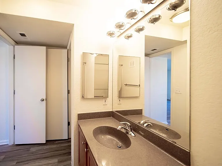 Adelaide Apartments — Photo 22