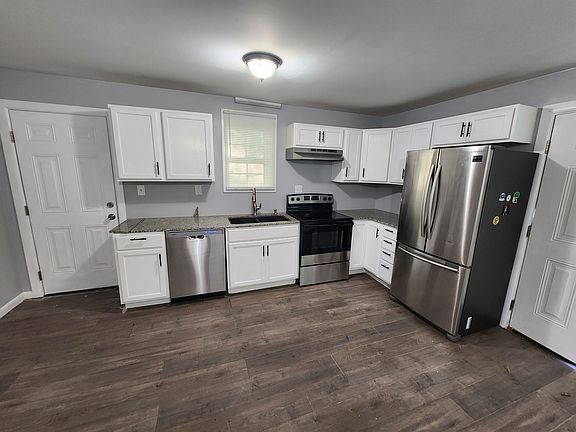 Kitchen - Stainless Steel Appliances & Granite countertops