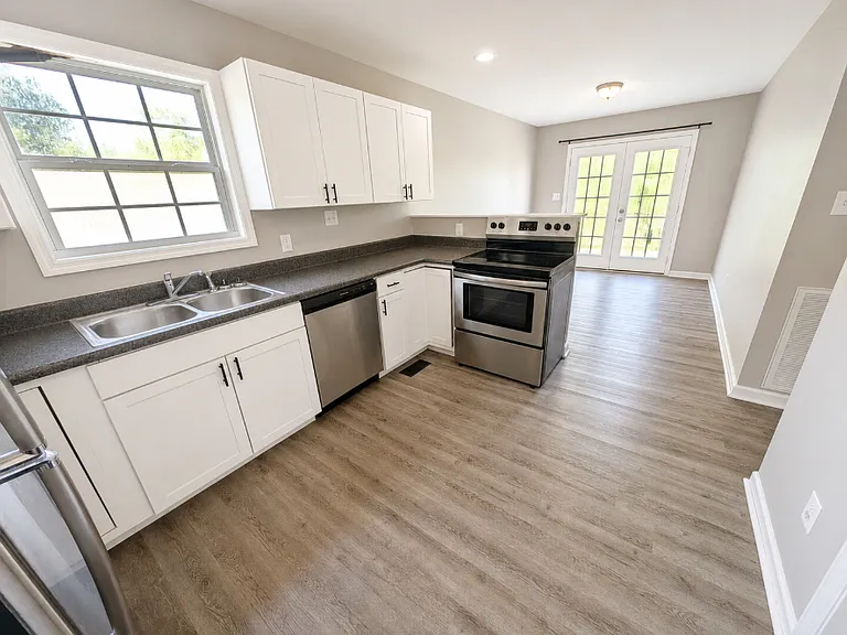 526 Center Ave — Photo 2