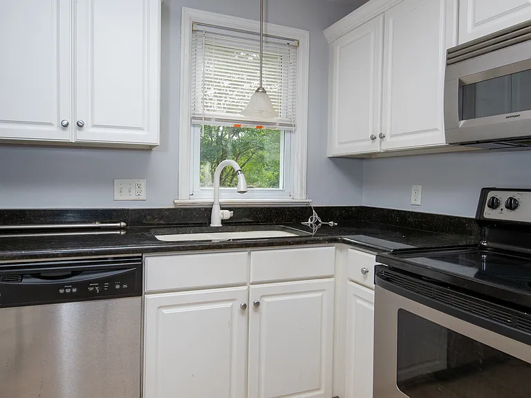 724 Pembroke Ave — Photo 11