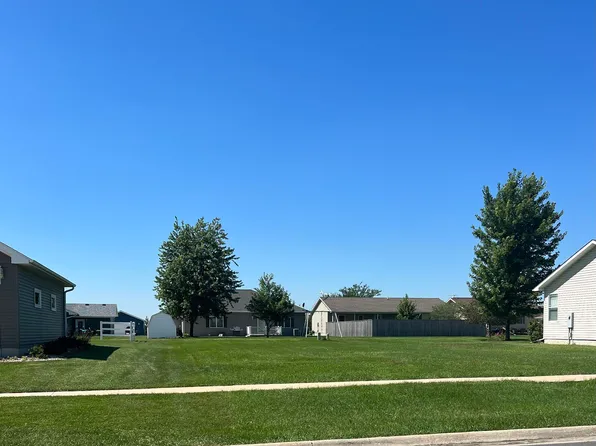 811 3rd St, Parkersburg, IA 50665