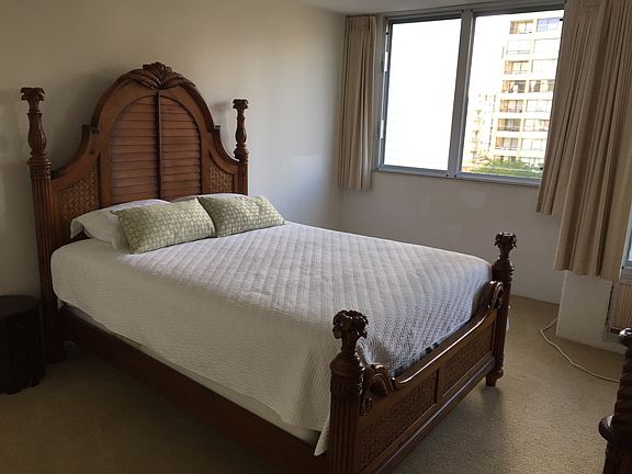 queen size bed in bedroom