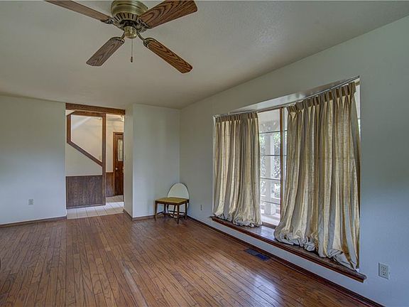 5th image of 2711 Willow Creek Dr