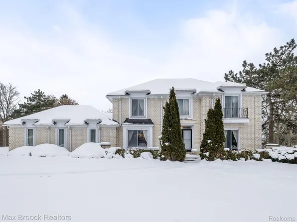 4465 Strathdale Ln, West Bloomfield, MI 48323