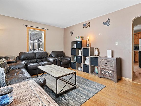 3rd image of 915 Carol STREET