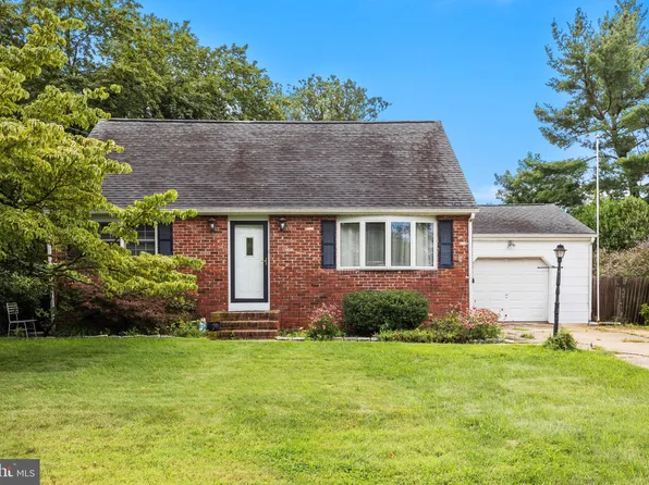 19 Blue Grass Dr, Ewing, NJ 08638