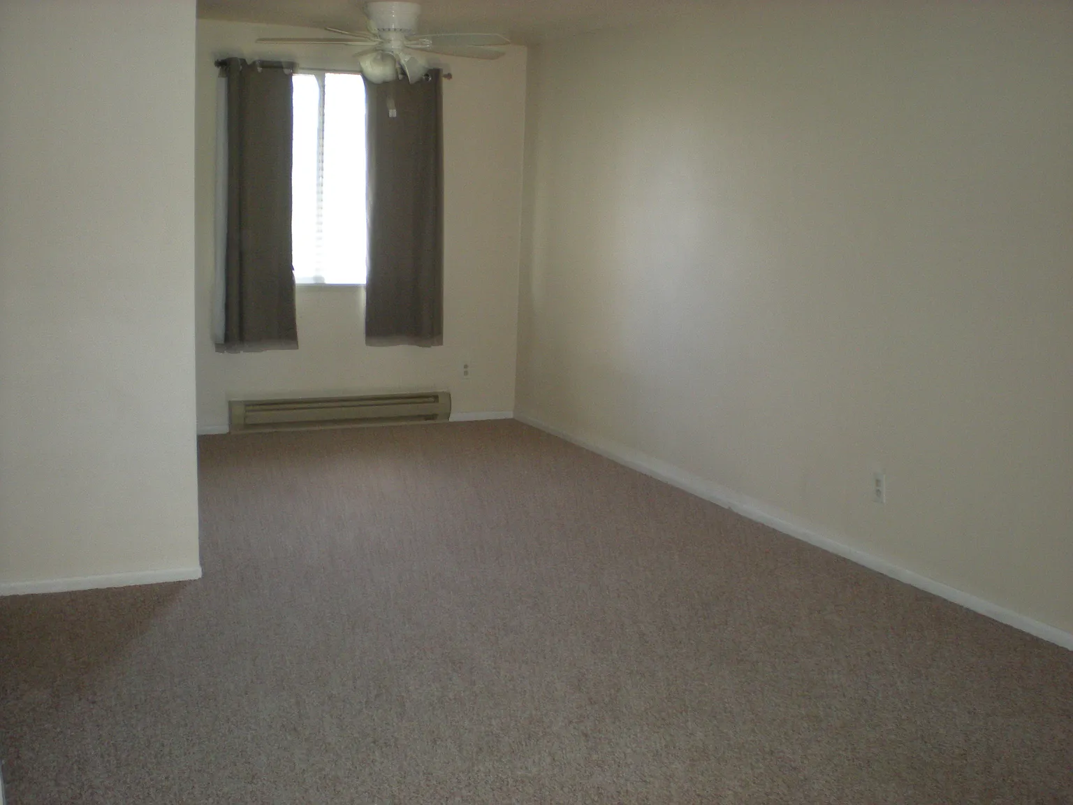 114 Glenda Dr — Photo 2