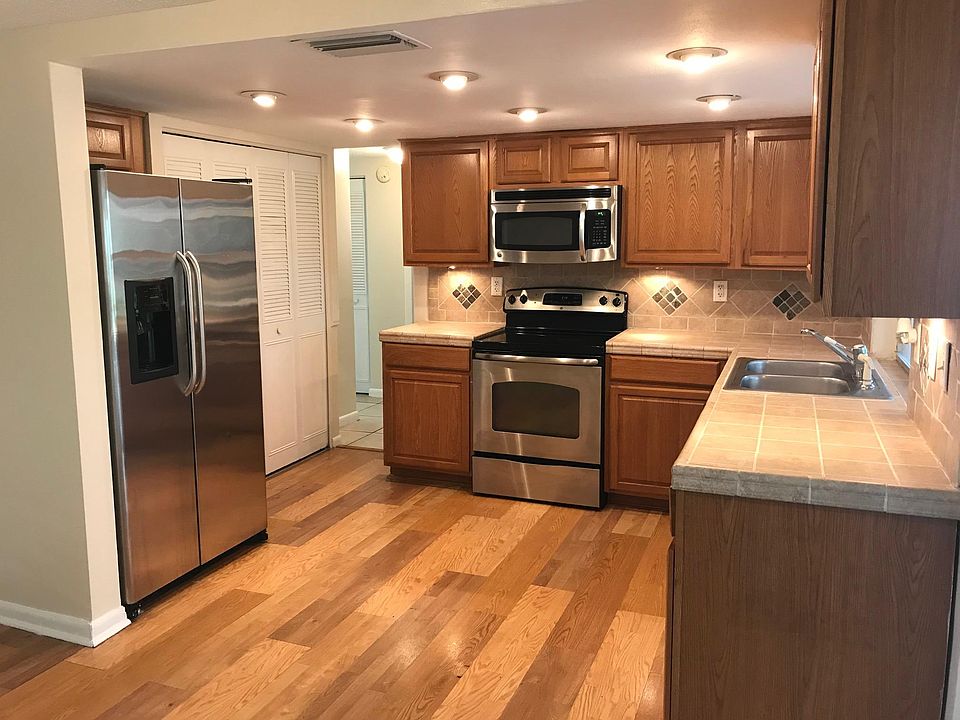 Beautiful and Spacious Gourmet Kitchen.