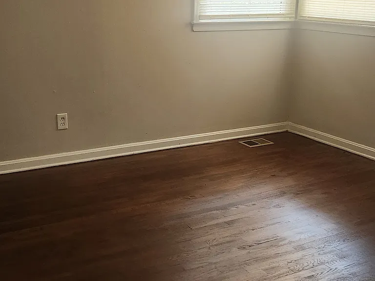 Bedroom 1 (10' x 10')