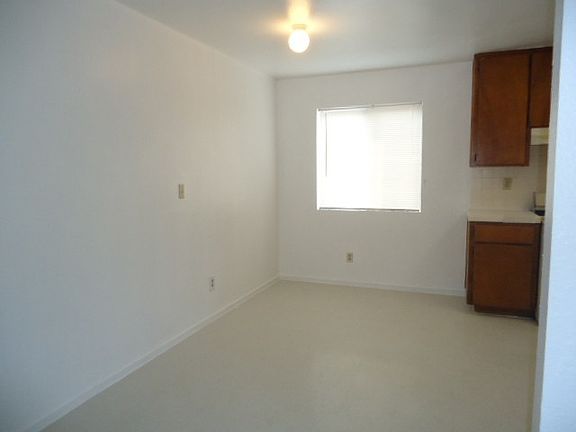4th image of 546 W Henderson Ave APT B