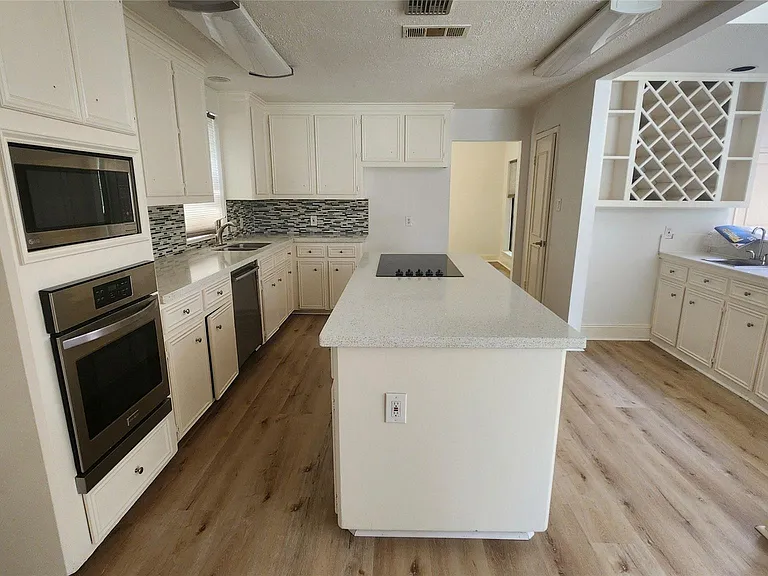 2127 Manor Green Dr — Photo 25