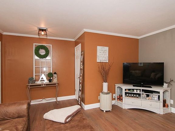 4th image of 477 Windsor Dr