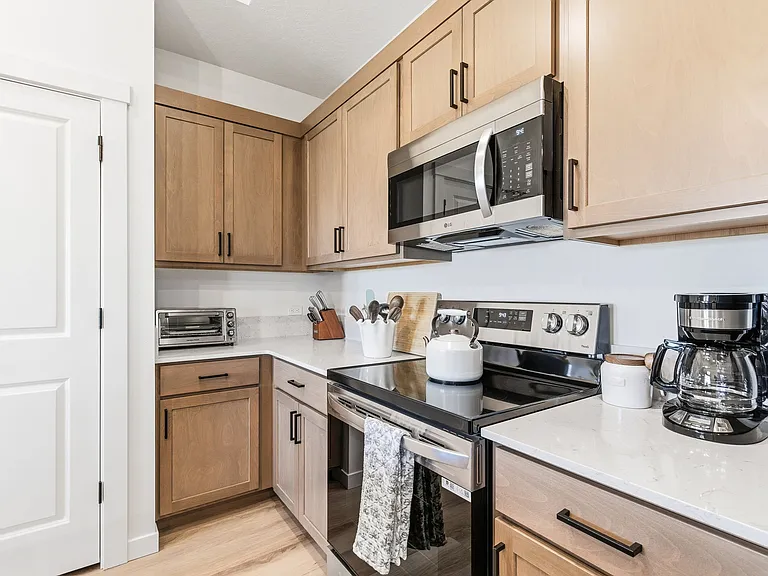 305 E Chevy Dr — Photo 6