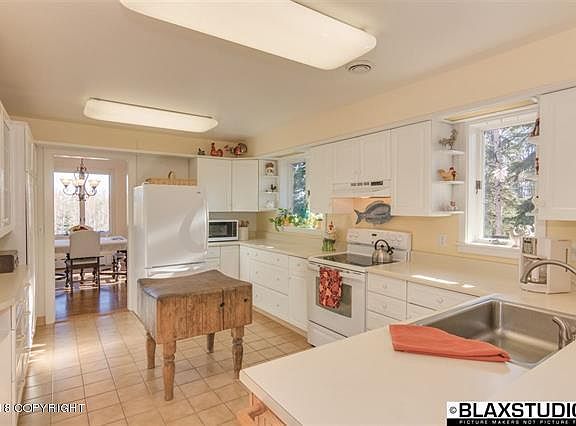 2nd image of 945 Haman St