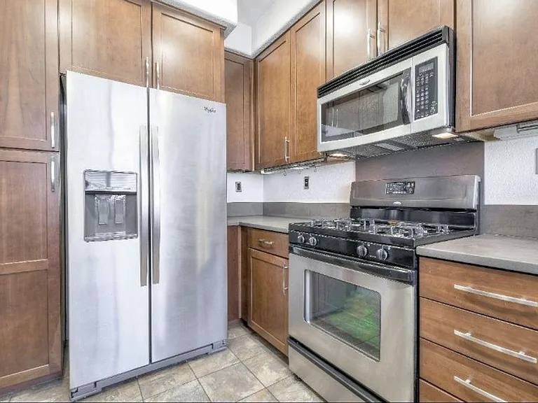 405 Washington Sq #19 — Photo 13