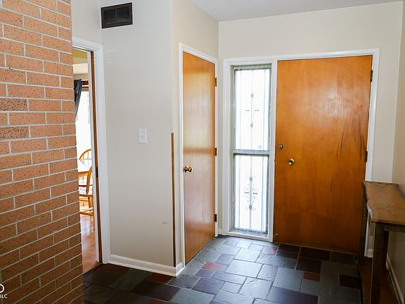 5th image of 40 W Banta Rd