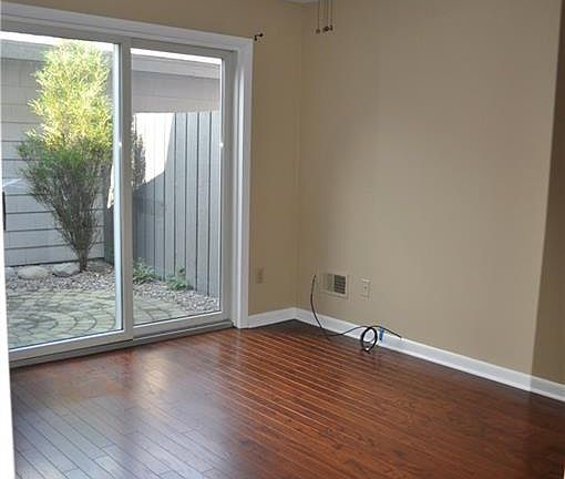 5th image of 421 Summerhaven Dr N