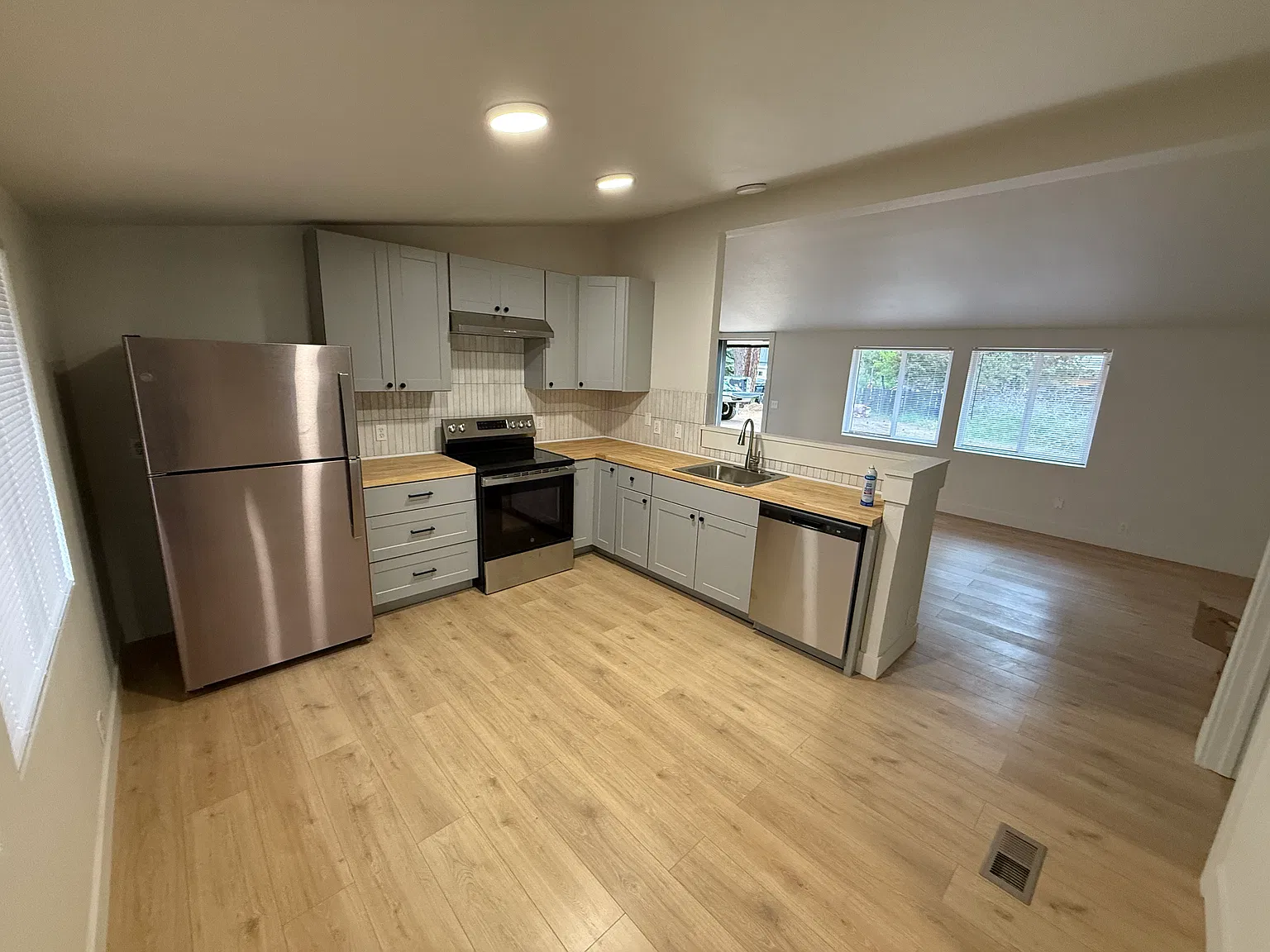 3 bed, 1100 sqft, $2,950 — Photo 2