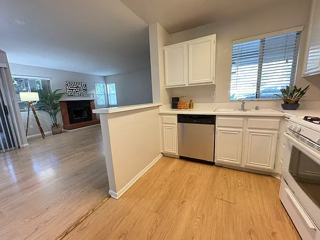 2 bed, 1000 sqft, $3,095 — Photo 3