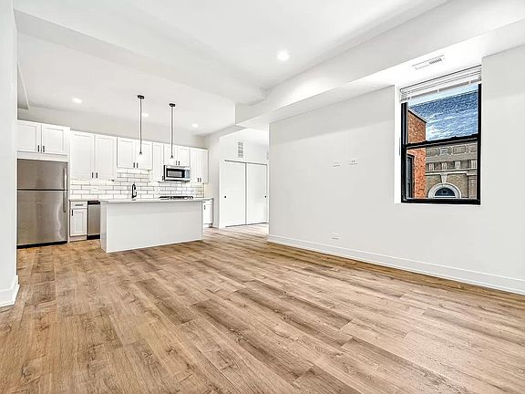 3rd image of 2219 N Hamilton Ave #4