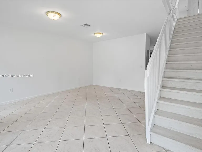 8206 SW 29th St — Photo 3
