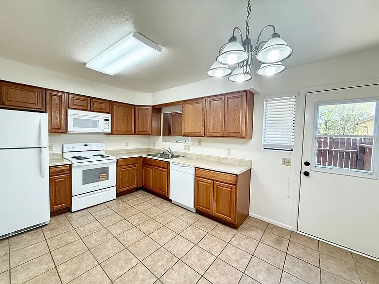 339 Rim Rock Cir — Photo 5