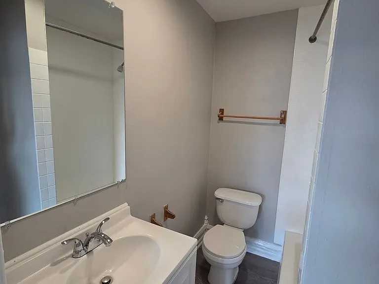 926-928 W Walnut St — Photo 11
