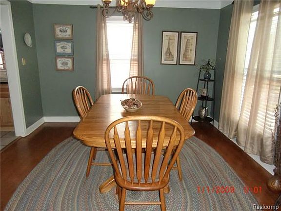 4th image of 29446 Evergreen St