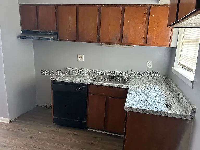1110 W Poplar St #P1 — Photo 3
