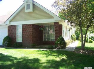 41 Glen Dr, Ridge, NY 11961