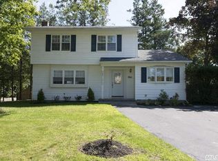 50 Plane Tree Ln, Saint James, NY 11780