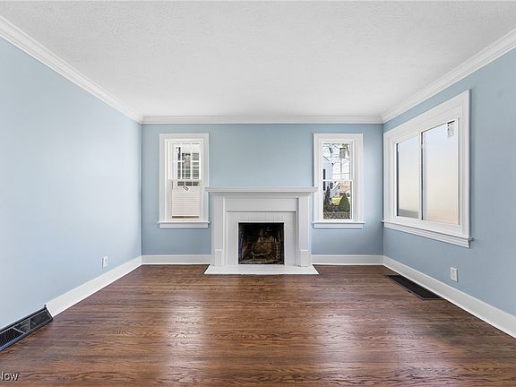 3rd image of 1202 28th St NE