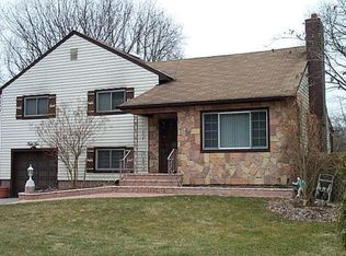 55 Middlecamp Rd, Westbury, NY 11590