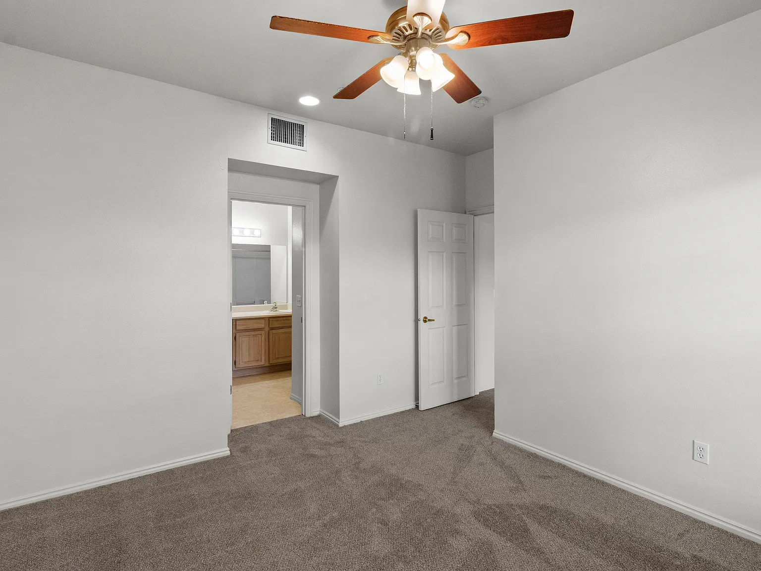 2 bed, 1035 sqft, $2,700 — Photo 4
