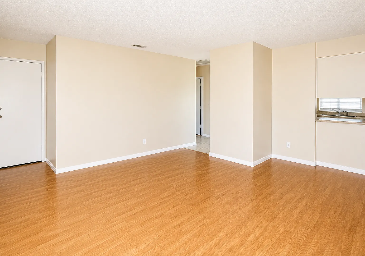 2 - Bedroom, 1 Bathroom Garden Style Apartment — Photo 4