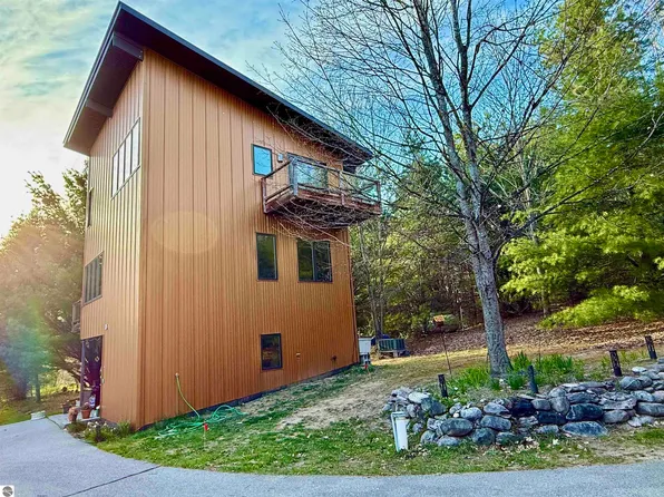 10959 E Pobuda Rd, Suttons Bay, MI 49682