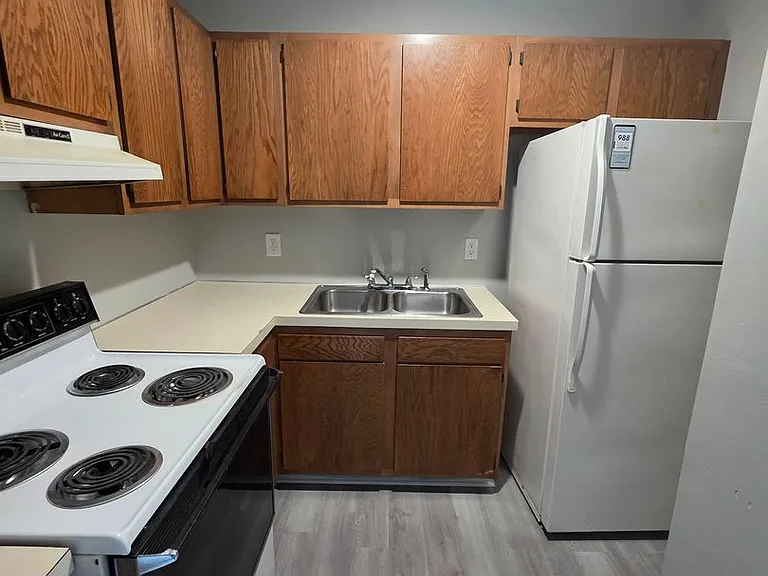 500 Henley St — Photo 3