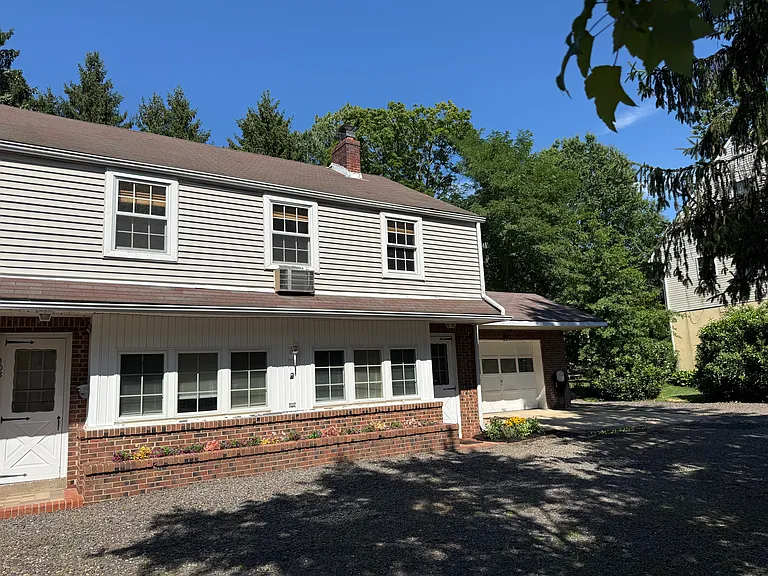 2nd floor apartment. Entry is door on the right, on the ground floor. Garage is not part of the unit for rent.