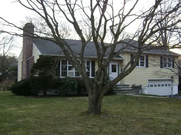 2 Winding Wood Rd N, Pt Chester, NY 10573