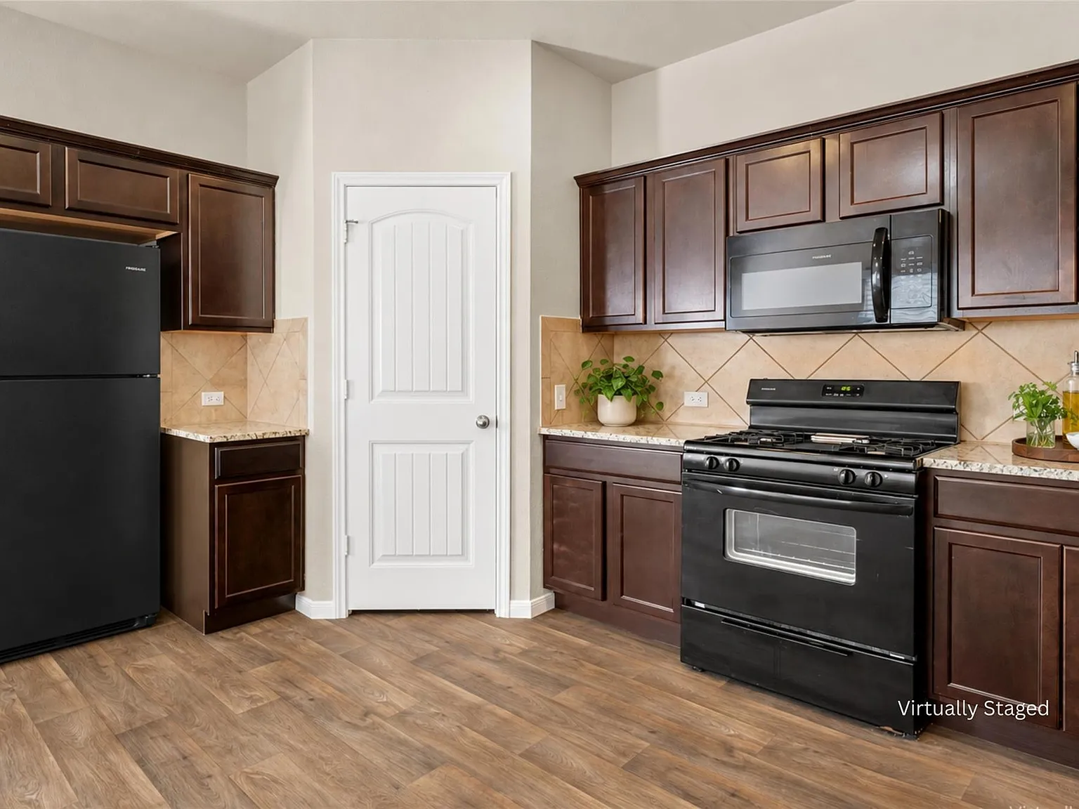 4 bed, 2.5 bath, 2142 sqft, $2,200 — Photo 3
