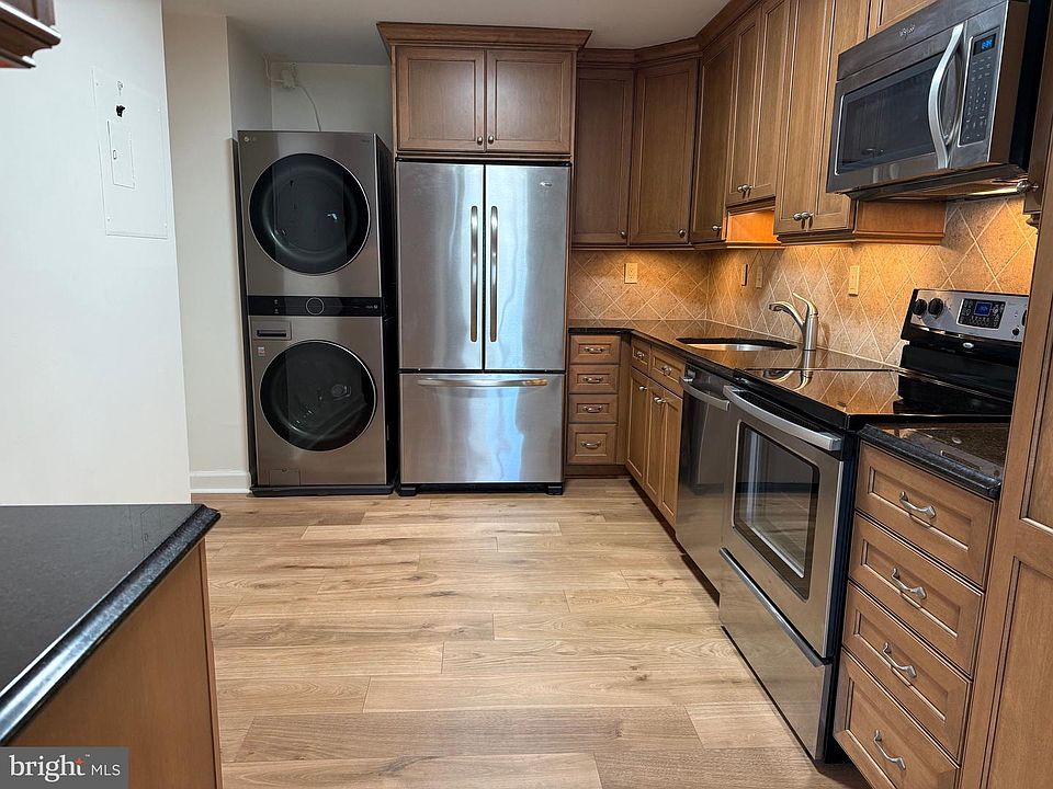 1st image of 309 Yoakum Pkwy APT 1218