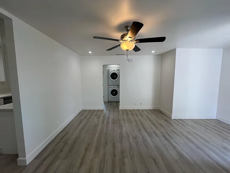 546 N Barbara Ave — Photo 6