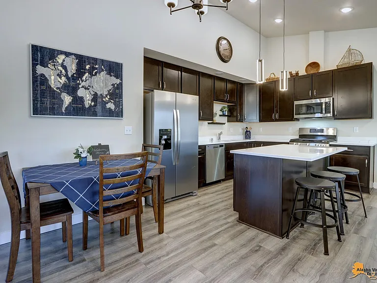 Kitchen island w bar