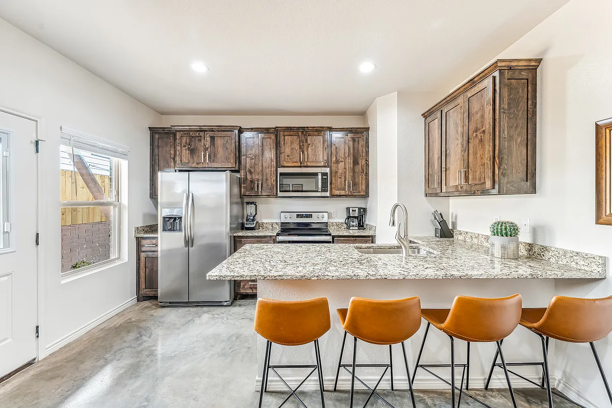Building Photo - 1111 W Vanderbilt St #102