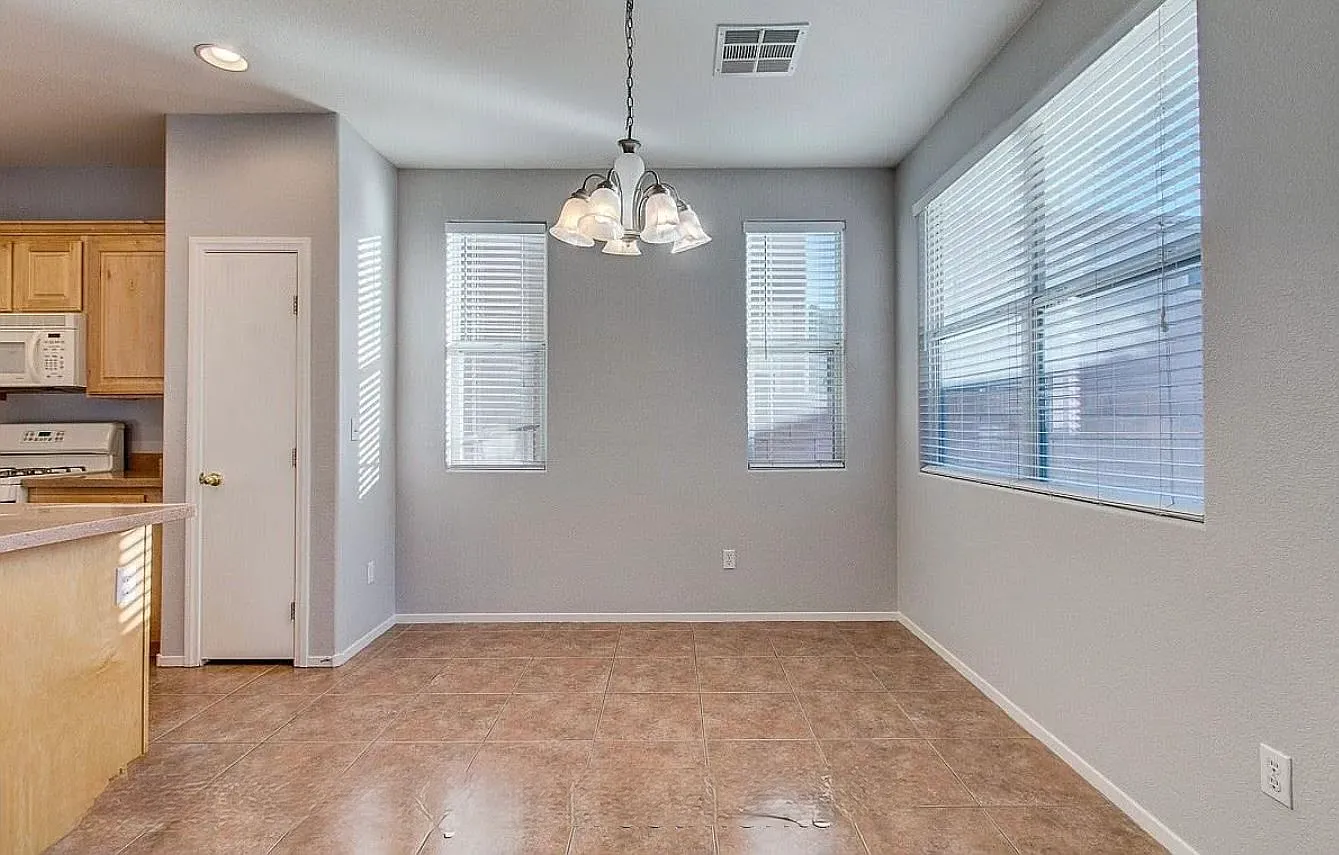3 bed, 2.5 bath, 1949 sqft, $1,995 — Photo 3
