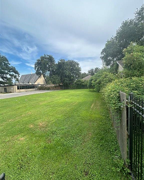 2nd image of 1516 Seville Dr